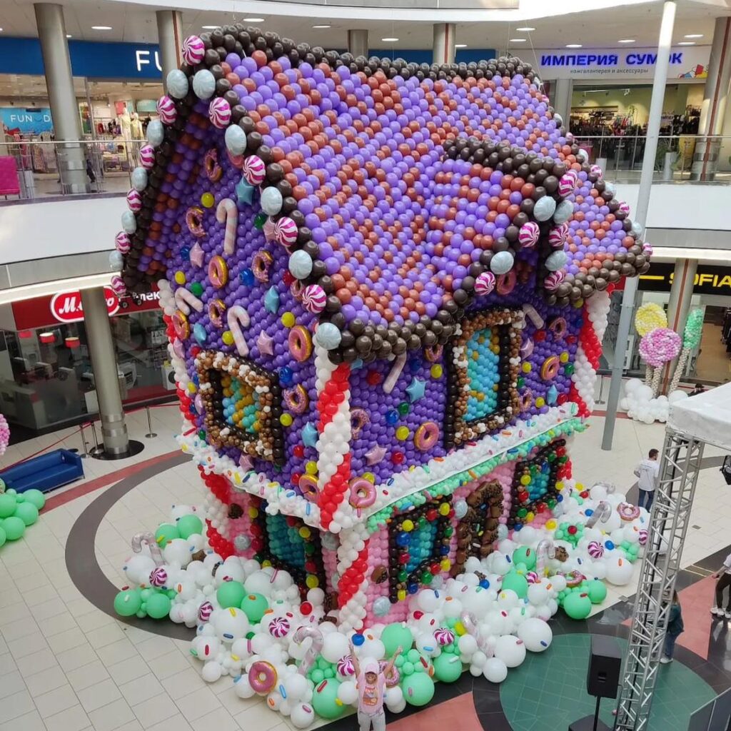 scultura a forma di casa