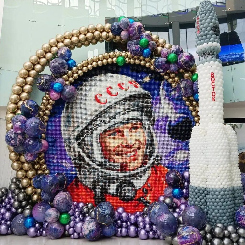 ritratto astronauta con palloncini