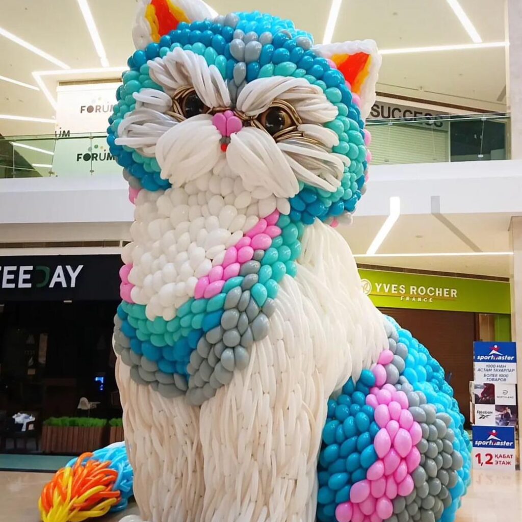 scultura di palloncini a forma di gatto multicolore